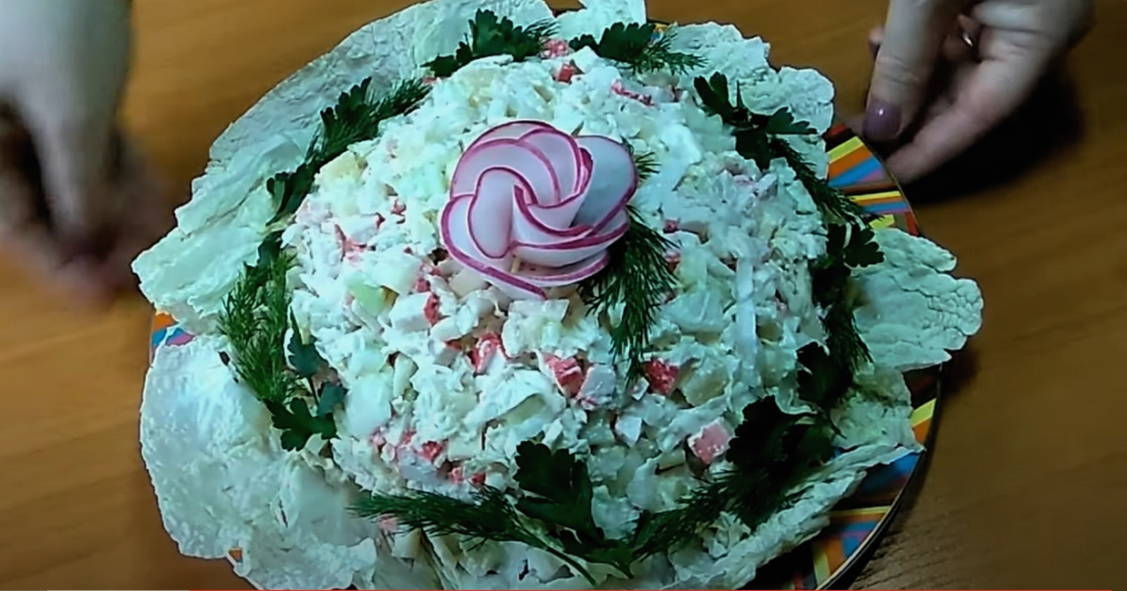 Салат «Белые ночи» с ананасом, сельдереем и крабовыми палочками