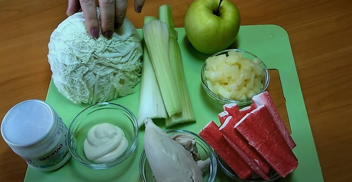 Салат «Белые ночи» с ананасом, сельдереем и крабовыми палочками