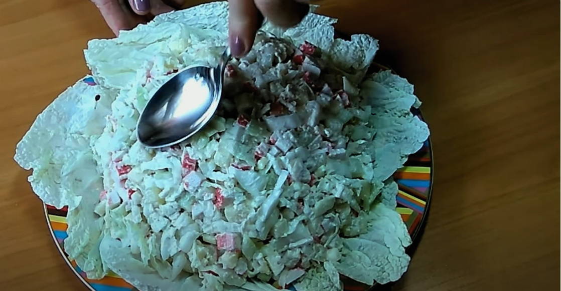 Салат «Белые ночи» с ананасом, сельдереем и крабовыми палочками