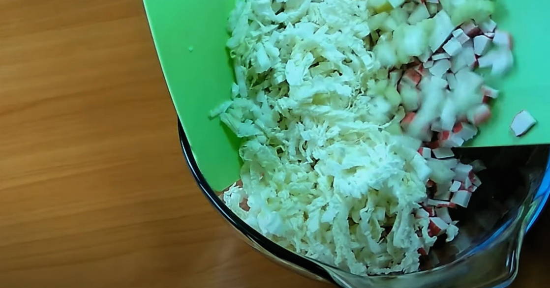 Салат «Белые ночи» с ананасом, сельдереем и крабовыми палочками