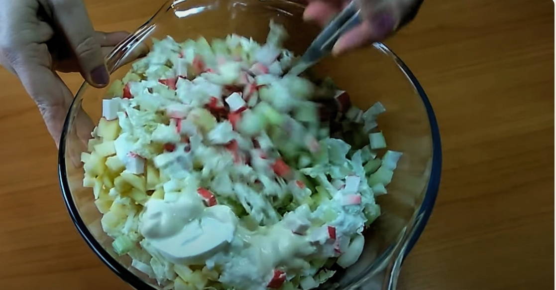 Салат «Белые ночи» с ананасом, сельдереем и крабовыми палочками