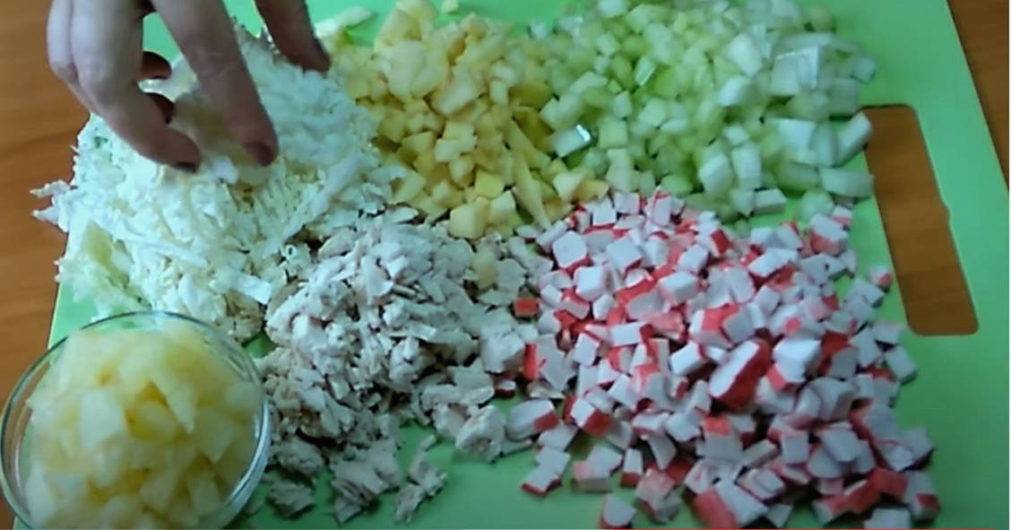 Салат «Белые ночи» с ананасом, сельдереем и крабовыми палочками