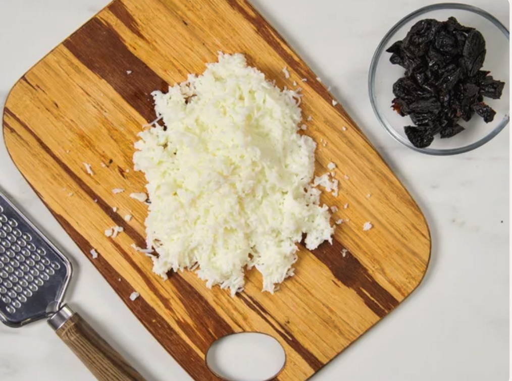 Салат «Белая береза» с черносливом и курицей