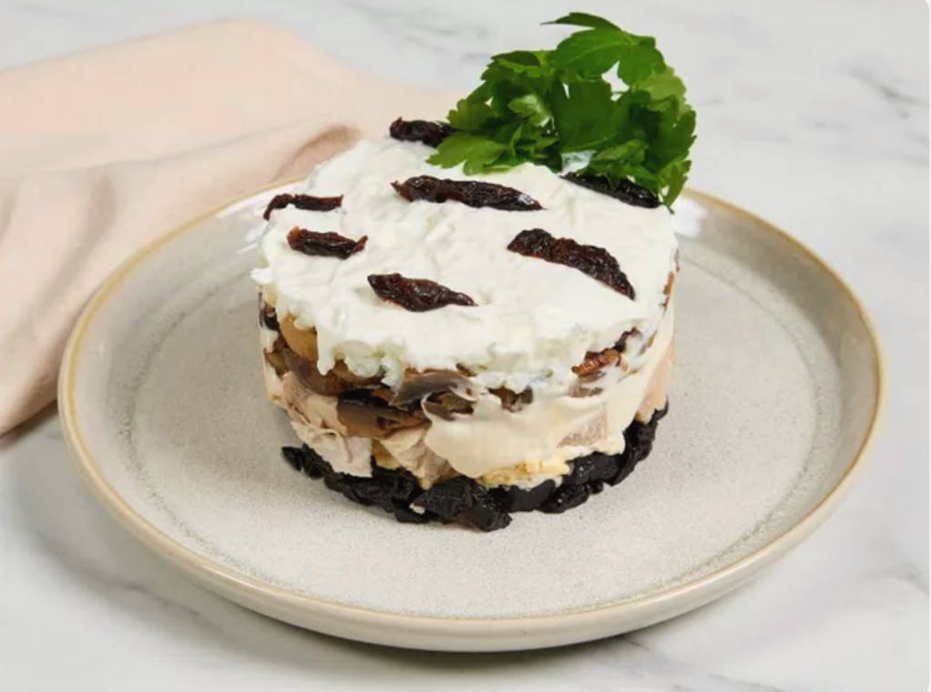 Салат «Белая береза» с черносливом и курицей