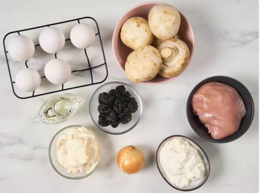 Салат «Белая береза» с черносливом и курицей