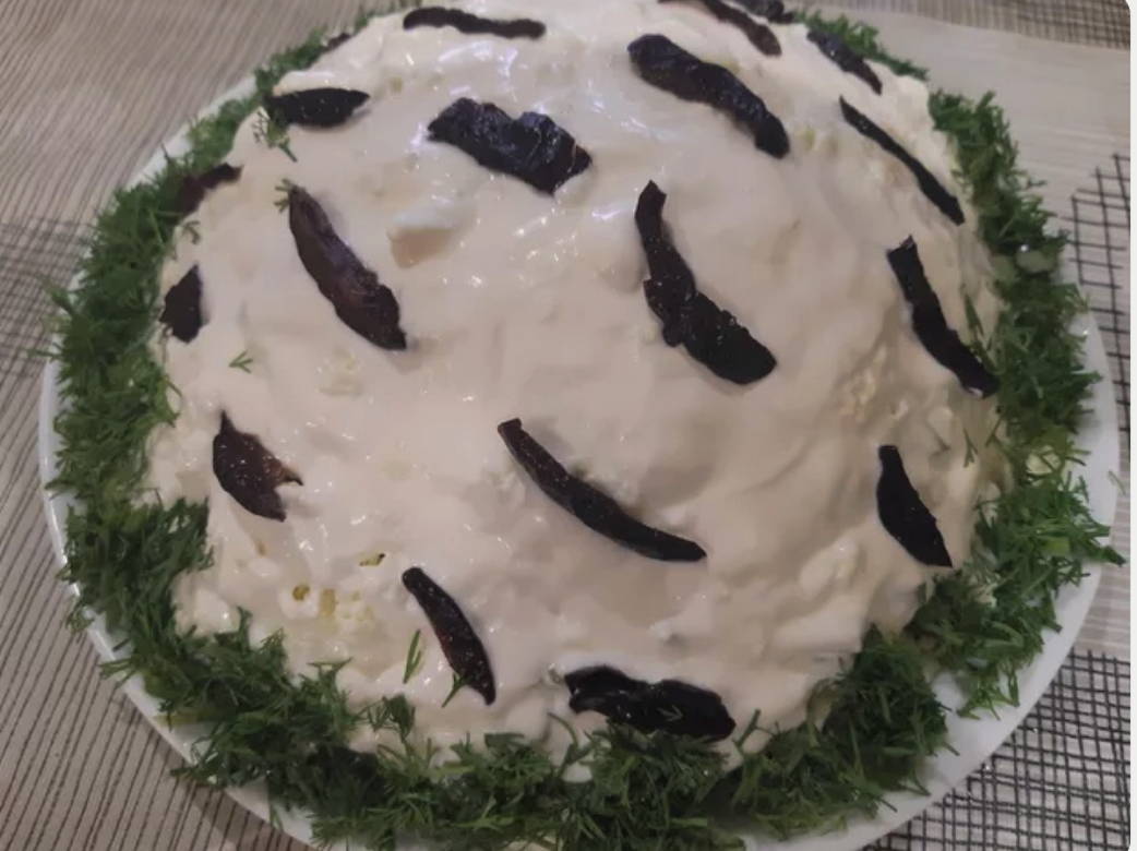 Салат «Белая берёза» с курицей, грибами и черносливом