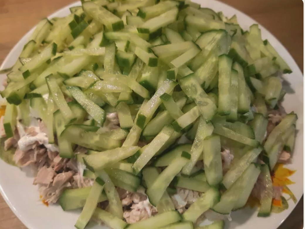 Салат «Белая берёза» с курицей, грибами и черносливом