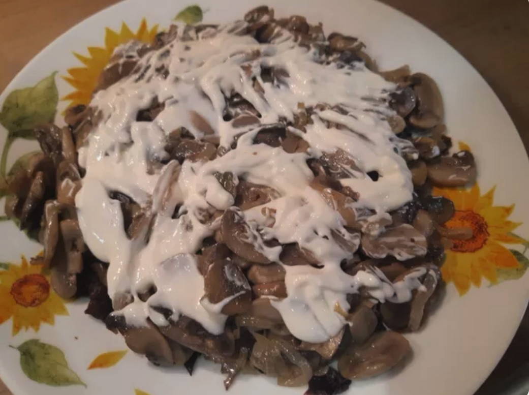 Салат «Белая берёза» с курицей, грибами и черносливом
