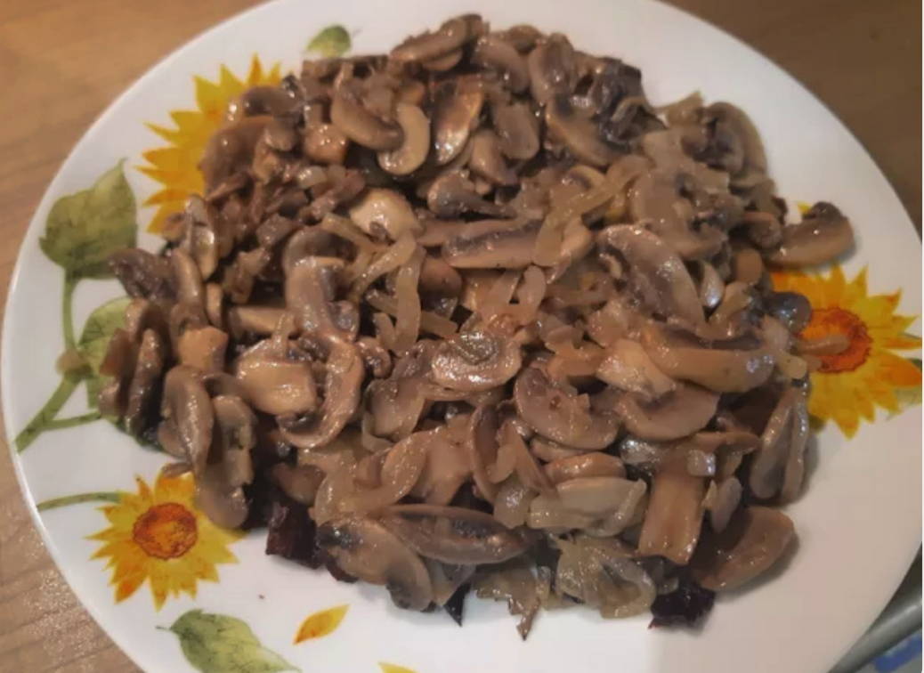 Салат «Белая берёза» с курицей, грибами и черносливом