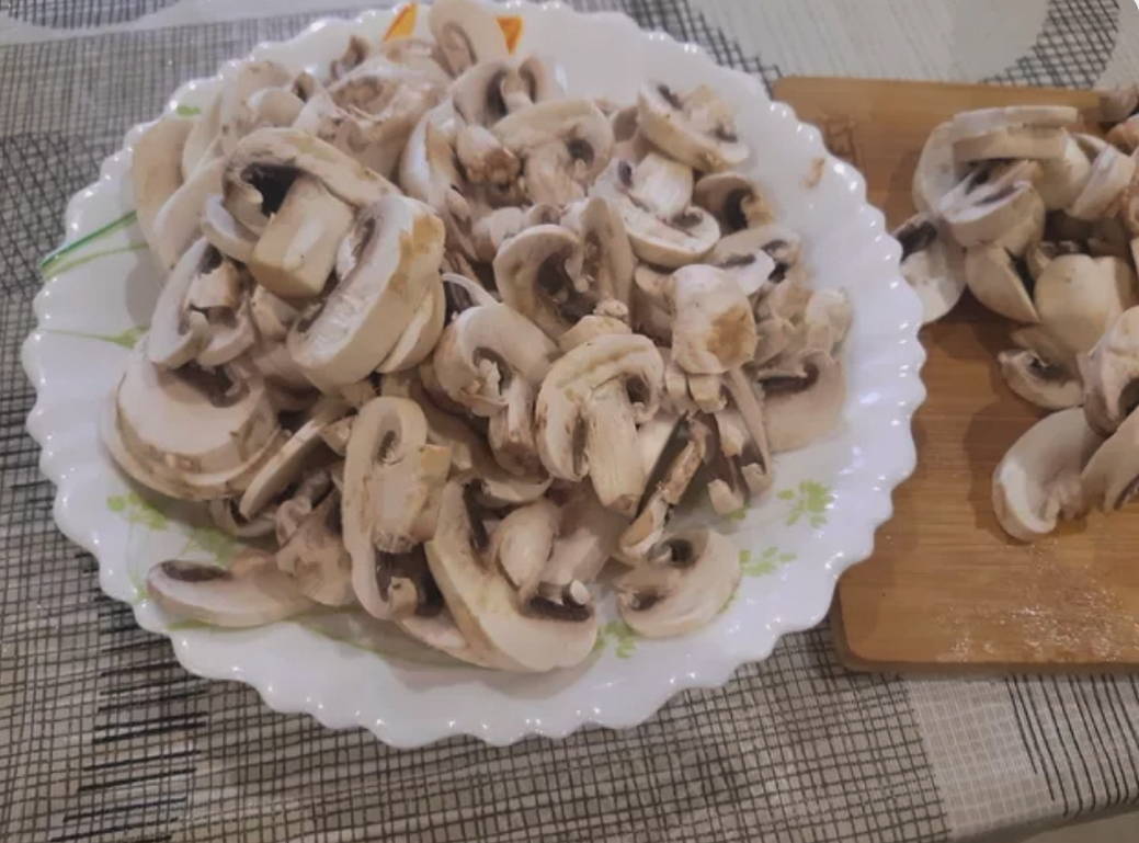 Салат «Белая берёза» с курицей, грибами и черносливом