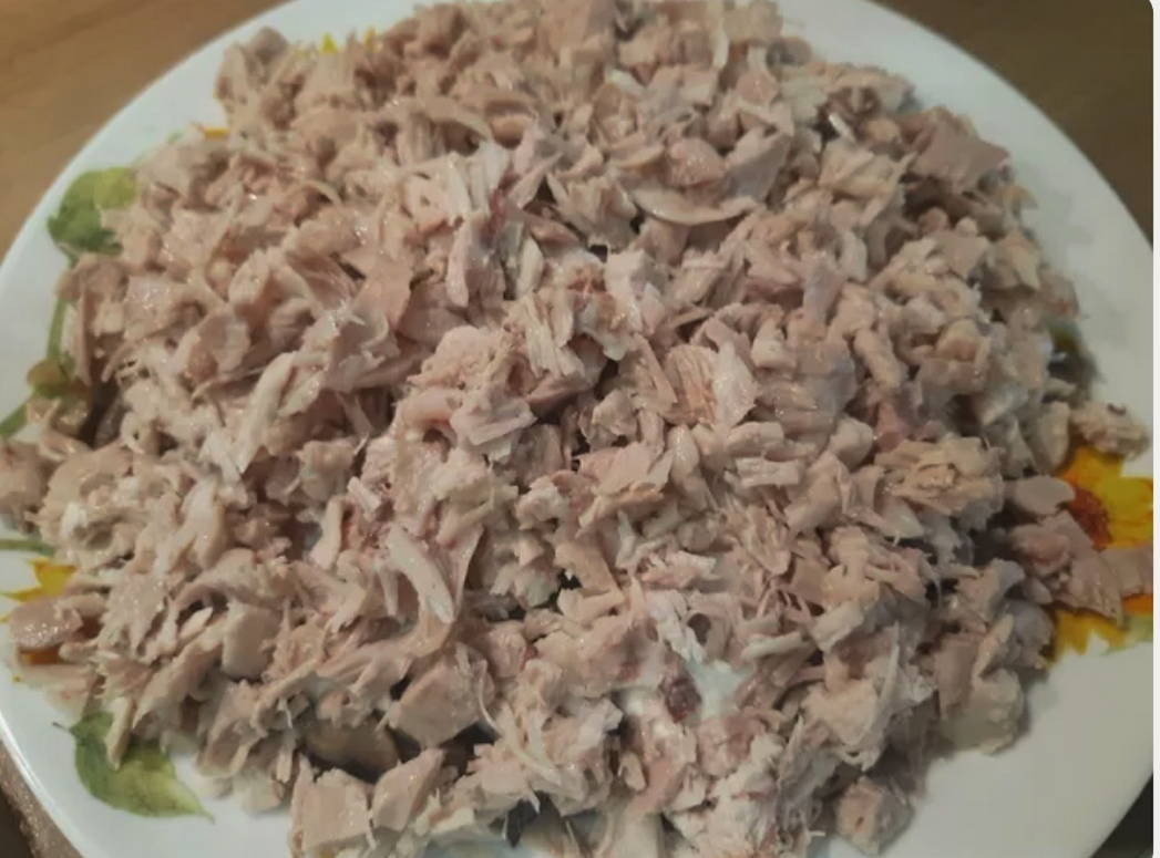 Салат «Белая берёза» с курицей, грибами и черносливом