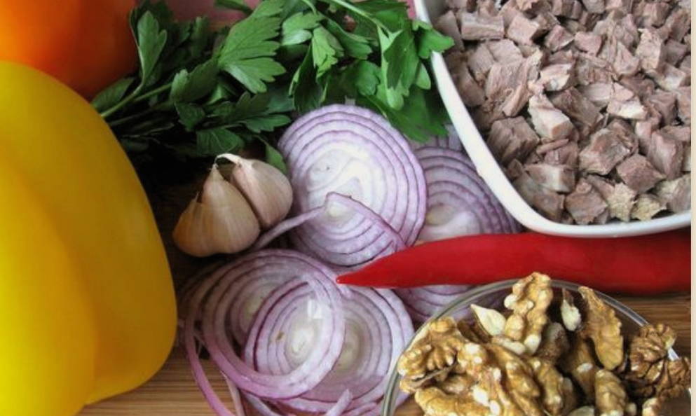 Грузинский салат с фасолью и орехами