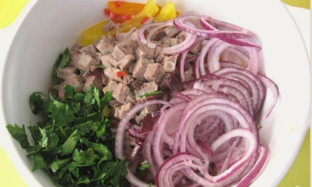 Грузинский салат с фасолью и орехами