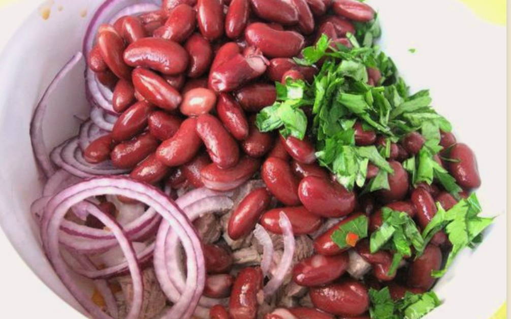 Грузинский салат с фасолью и орехами