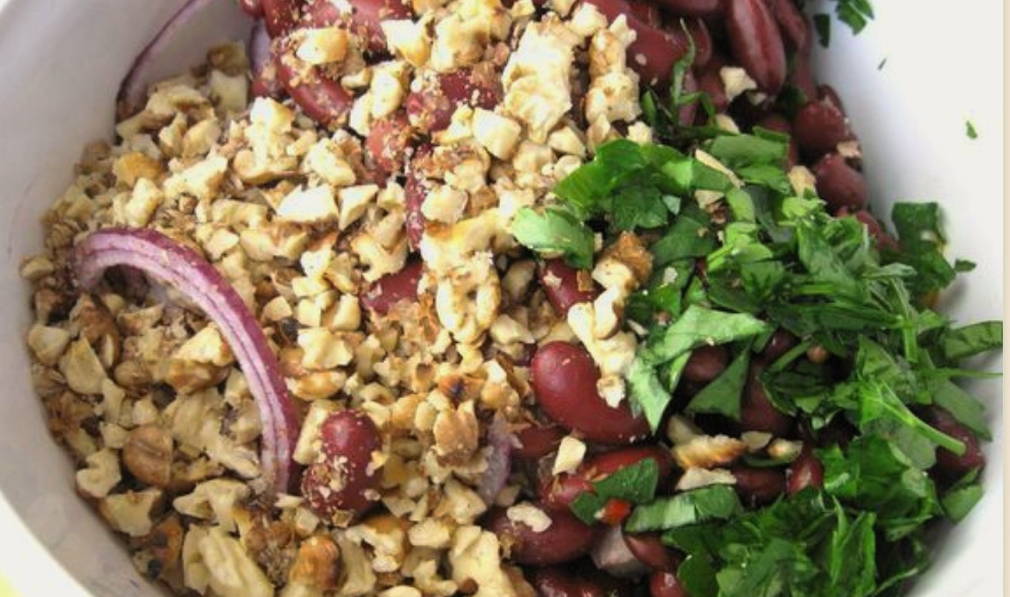 Грузинский салат с фасолью и орехами