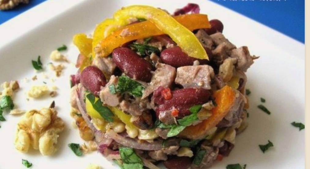 Грузинский салат с фасолью и орехами