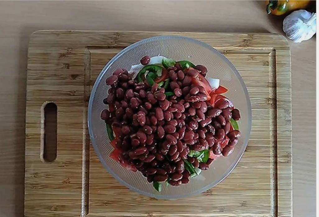 Грузинский салат с фасолью и курицей