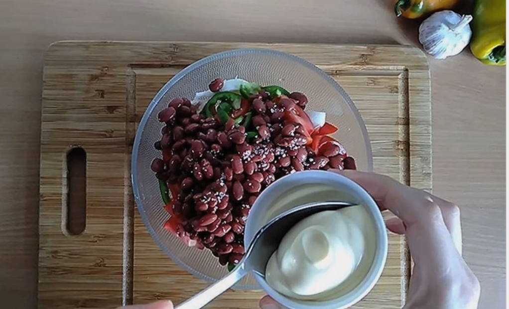 Грузинский салат с фасолью и курицей