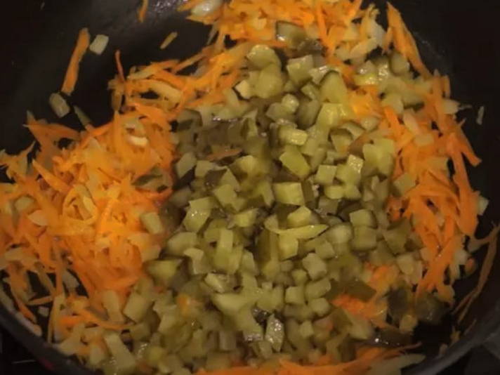Суп с мясом и солеными огурцами