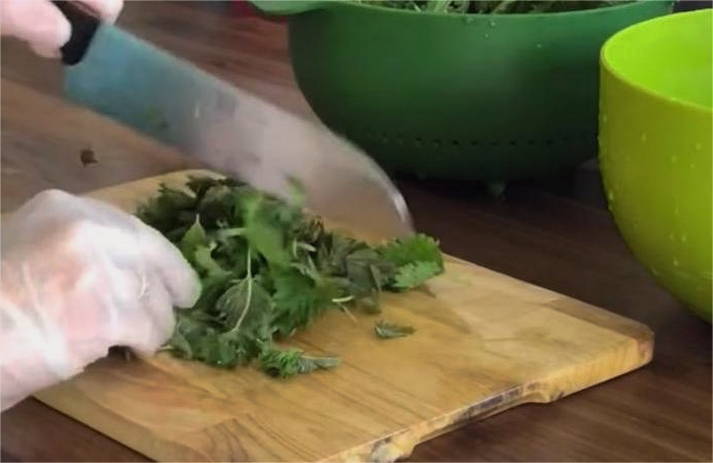 Суп с крапивой и клецками