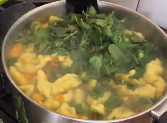Суп с крапивой и клецками