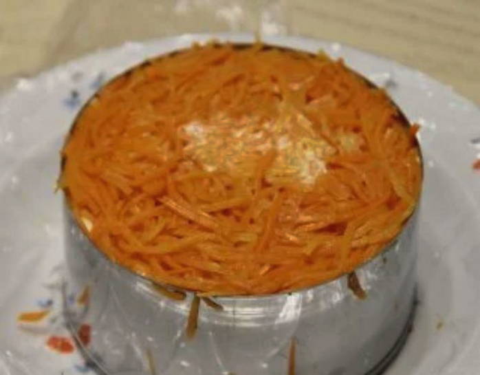 Салат «Грибная поляна» с шампиньонами, корейской морковью и копченой курицей