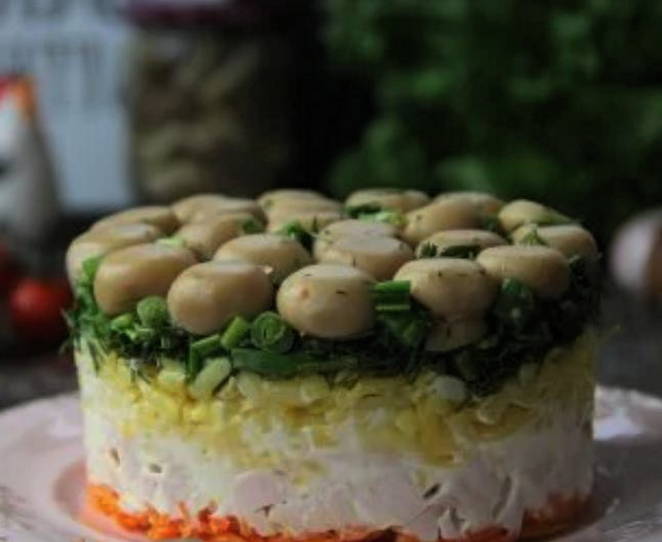 Салат «Грибная поляна» с шампиньонами, корейской морковью и копченой курицей