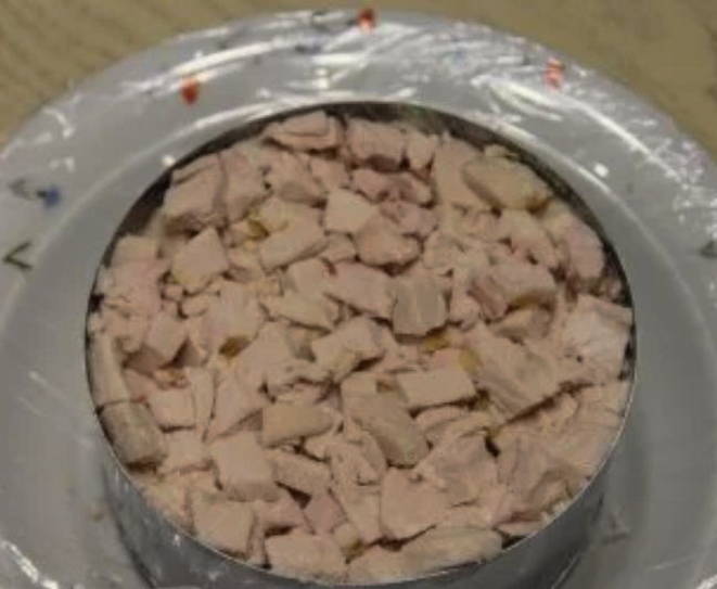 Салат «Грибная поляна» с шампиньонами, корейской морковью и копченой курицей