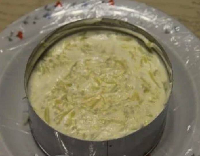 Салат «Грибная поляна» с шампиньонами, корейской морковью и копченой курицей