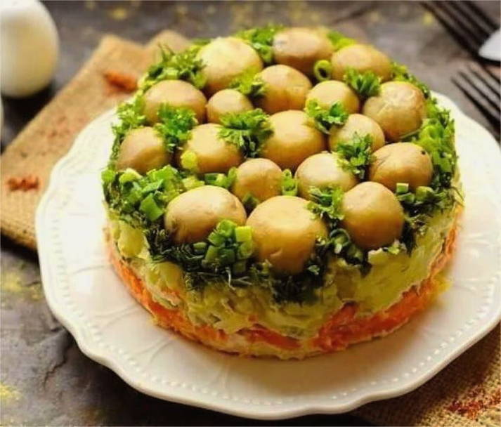 Салат «Грибная поляна» с шампиньонами и корейской морковью