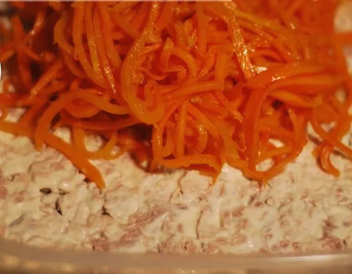 Салат «Грибная поляна» с шампиньонами и корейской морковью