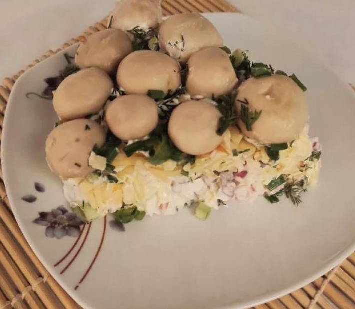 Салат «Грибная поляна» с шампиньонами и копченой курицей