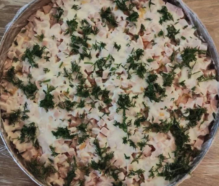 Салат «Грибная поляна» с шампиньонами и копченой курицей