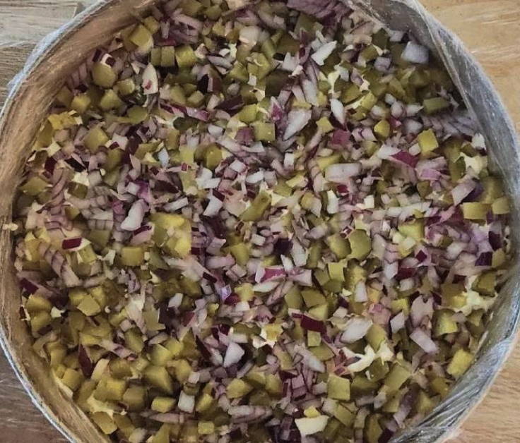 Салат «Грибная поляна» с шампиньонами и копченой курицей