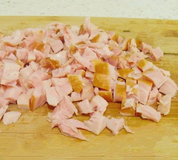 Салат «Грибная поляна» с шампиньонами и копченой курицей