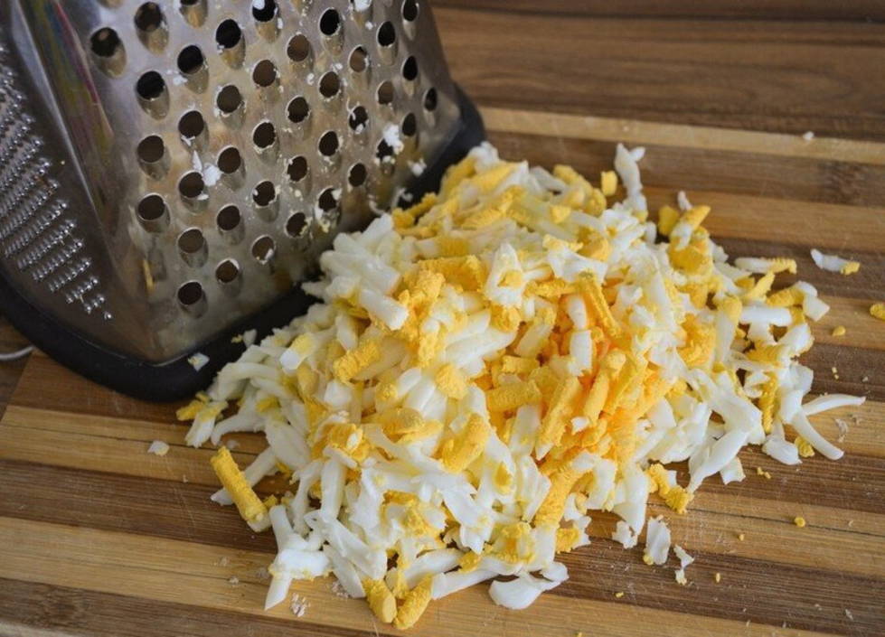 Салат «Грибная поляна» с шампиньонами и копченой курицей