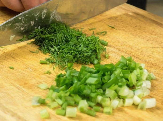 Салат «Грибная поляна» с шампиньонами и копченой курицей