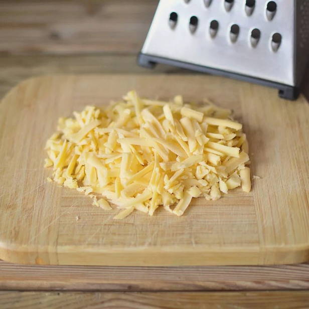 Салат «Грибная поляна» с шампиньонами и копченой курицей