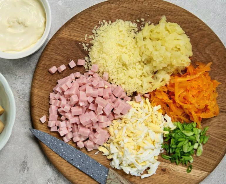 Салат «Грибная поляна» с шампиньонами и ветчиной