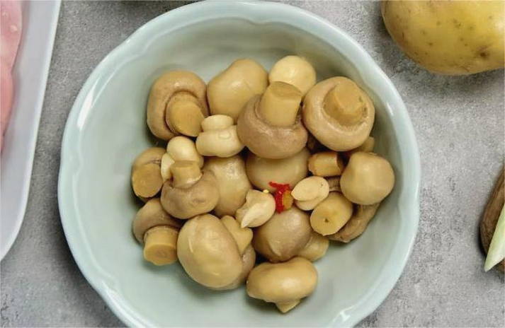 Салат «Грибная поляна» с шампиньонами и ветчиной