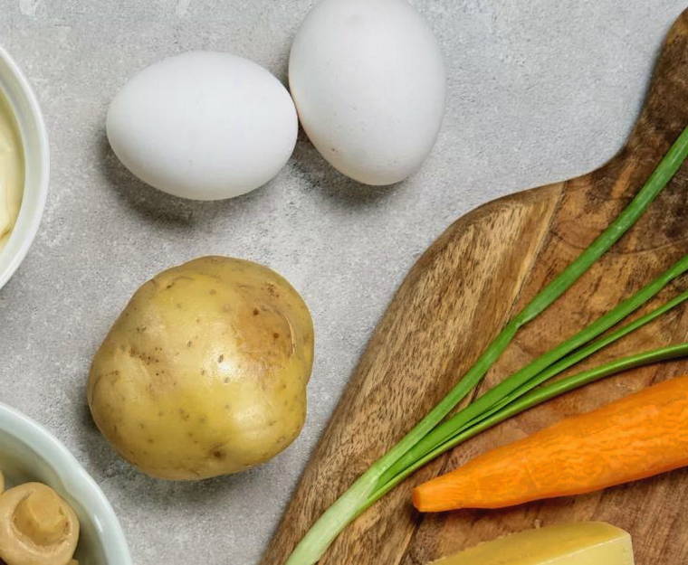 Салат «Грибная поляна» с шампиньонами и ветчиной