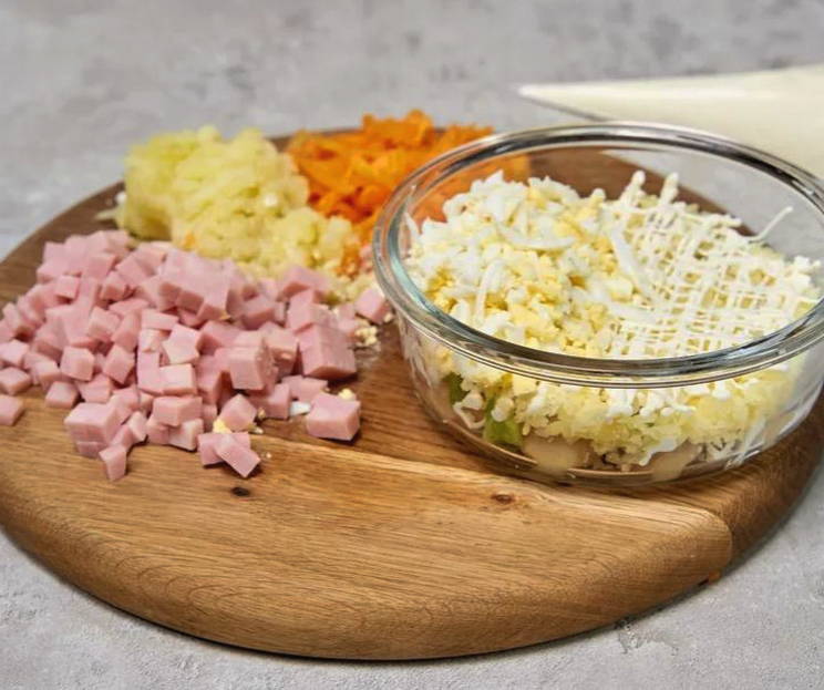 Салат «Грибная поляна» с шампиньонами и ветчиной