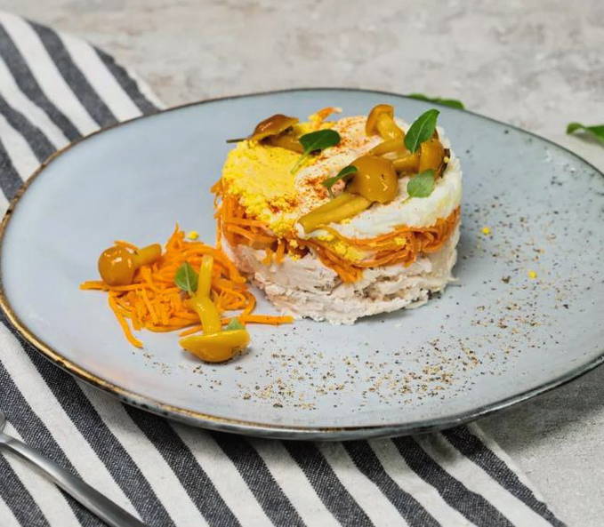 Салат «Грибная поляна» с опятами, курицей и корейской морковью