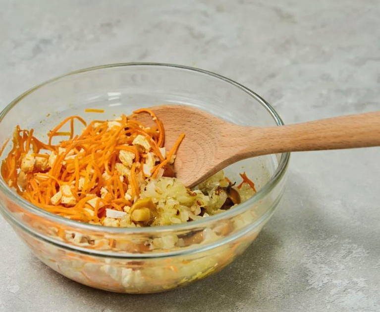 Салат «Грибная поляна» с опятами и корейской морковью