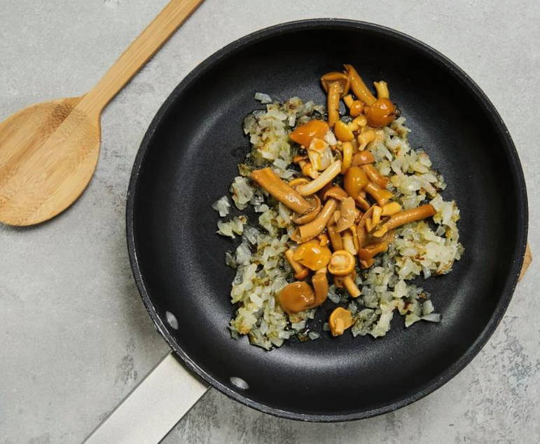 Салат «Грибная поляна» с опятами и корейской морковью