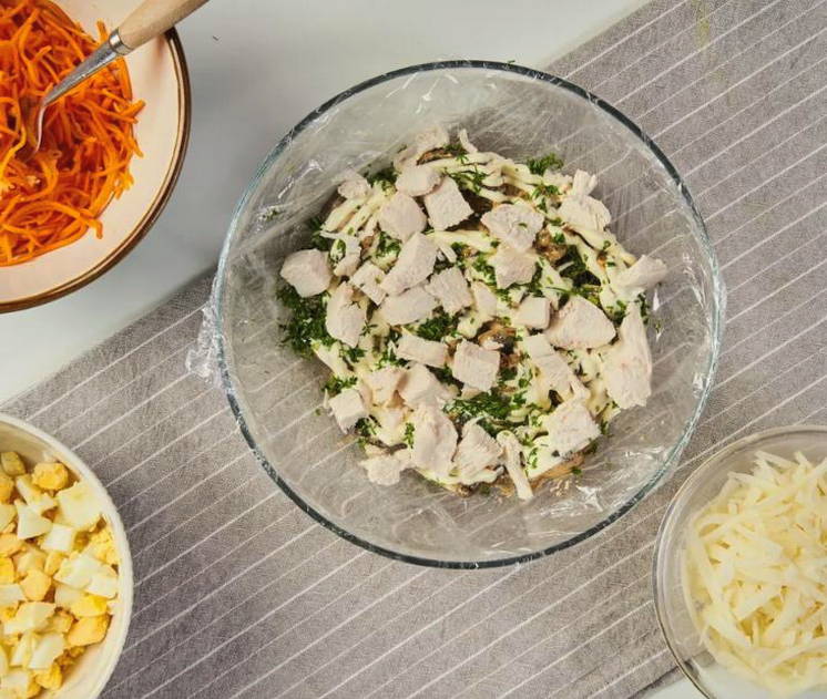 Салат «Грибная поляна» с корейской морковью и курицей