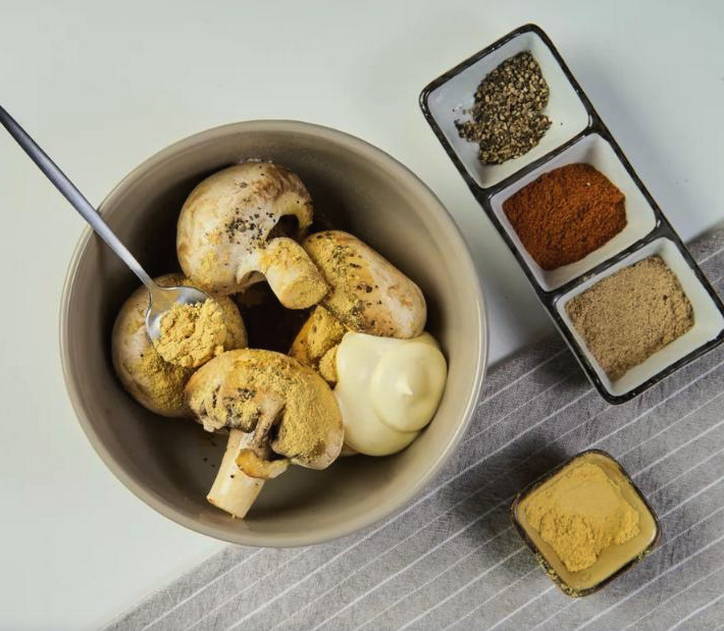 Салат «Грибная поляна» с корейской морковью и курицей