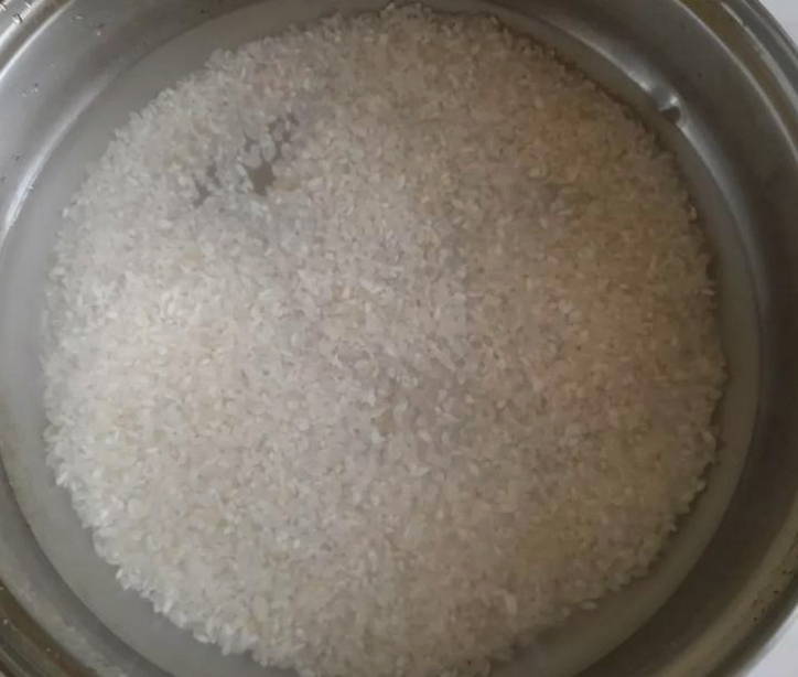 Жидкая рисовая каша на воде