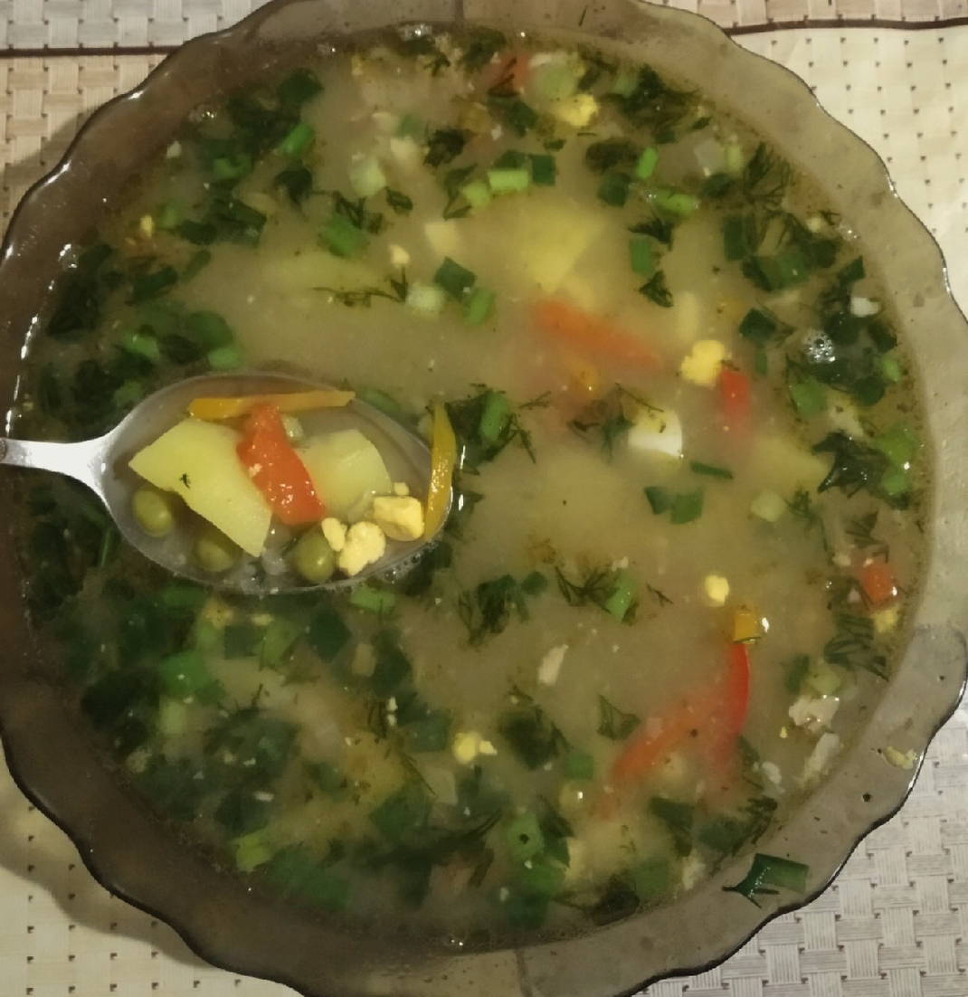 Суп с зеленым горошком и яйцом