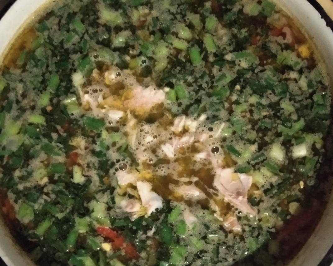 Суп с зеленым горошком и яйцом